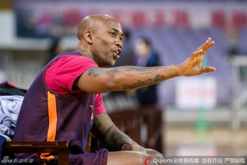 老爷岭下汗如雨,首钢将帅备战急 莫里斯在训练间隙展现投篮基本功,皮球稳稳命中篮筐,尽管刚才出了洋相,但只要认真起来,他依然是那个令对手无解的中投大师。