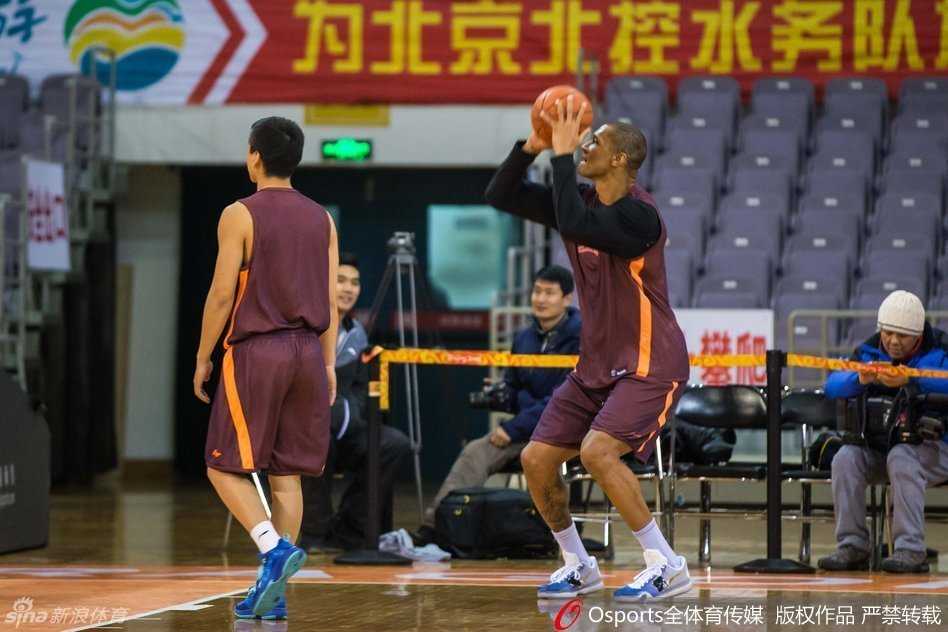 老爷岭下汗如雨,首钢将帅备战急 小将王鑫磊鼓起勇气单挑孙悦,虽然被大圣的长臂干扰得有些狼狈,但这股敢打敢拼的劲儿正是首钢未来需要的希望之火。