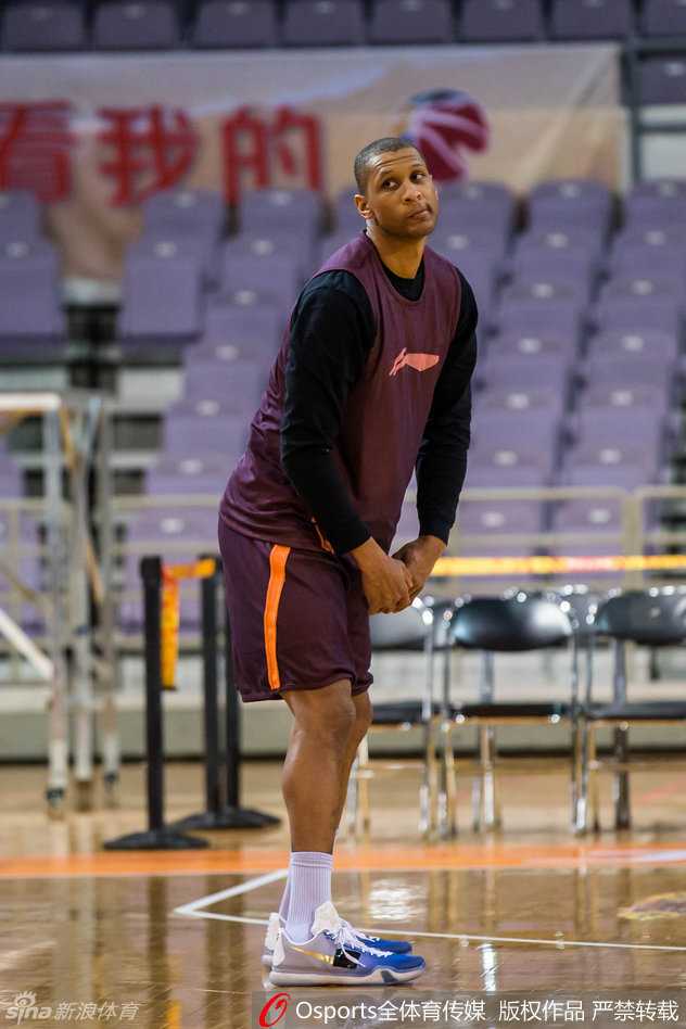 老爷岭下汗如雨,首钢将帅备战急 锋线悍将翟晓川在训练间隙放松拉伸,轻松的表情下藏着一颗随时准备起飞暴扣的心,这位国手的身体素质令人羡慕。