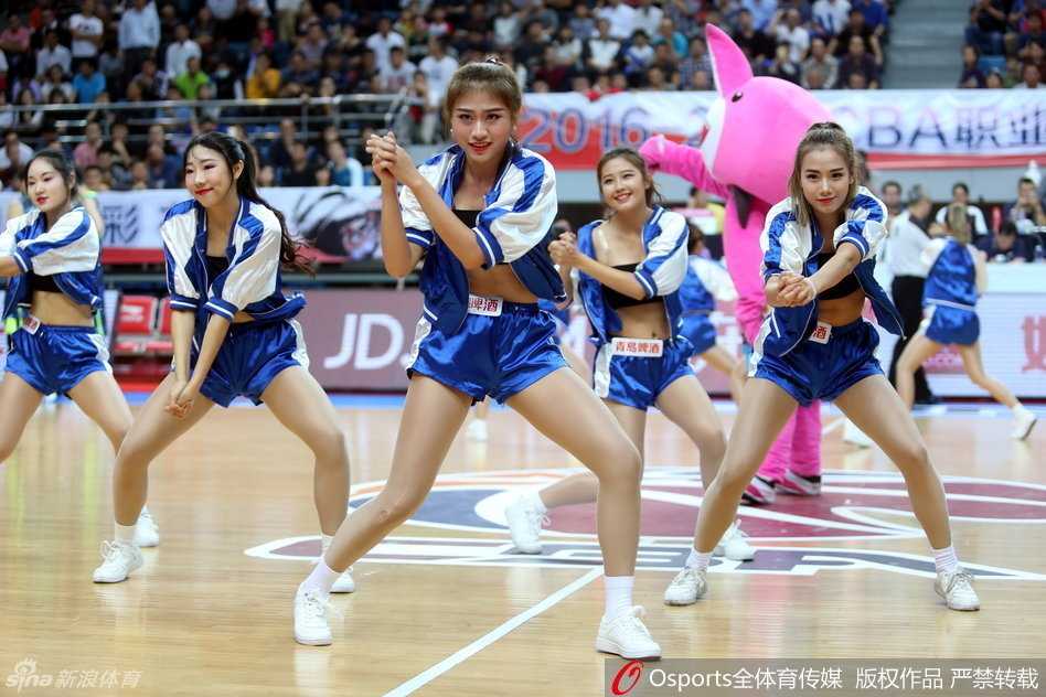 动感的音乐中，篮球宝贝们摆出充满力量感的造型。她们不仅是美丽的代言人，更是用汗水和毅力铸就的赛场守护者，用舞蹈讲述着关于热爱的故事。
