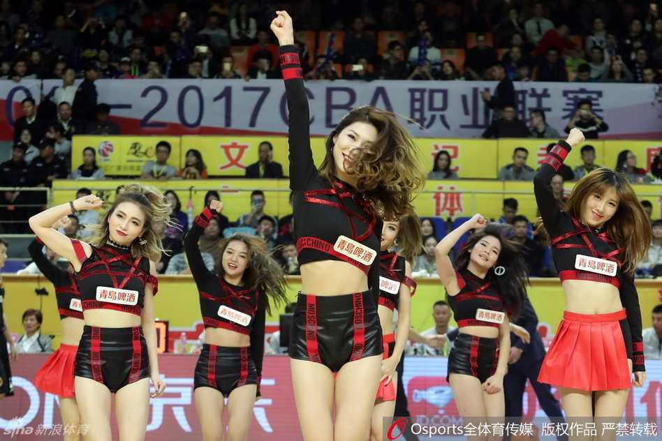 一位篮球宝贝在表演中回眸一笑，甜美的笑容与动感的装扮相得益彰，她就像一只翩然起舞的精灵，将青春的活力播撒到球场的每一个角落。