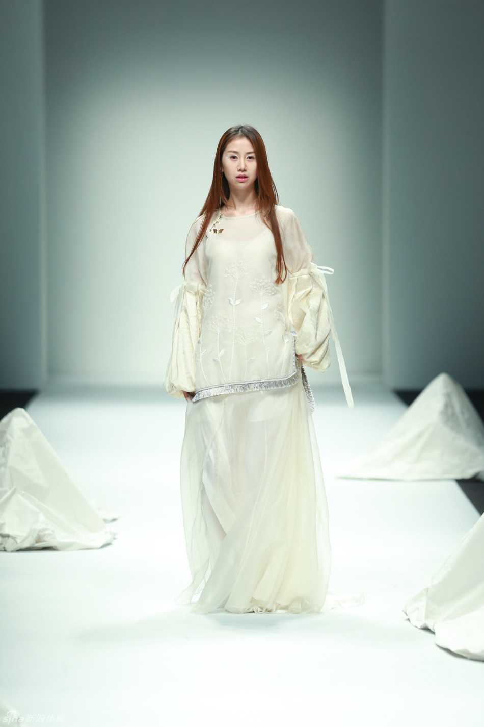 聚光灯外的优雅人生:陈露的T台传奇与温柔蜕变 秀场后台,陈露卸下T台上的冷艳,与年幼的女儿亲昵嬉戏,脸上洋溢着温暖灿烂的笑容,温馨的母女互动令人动容