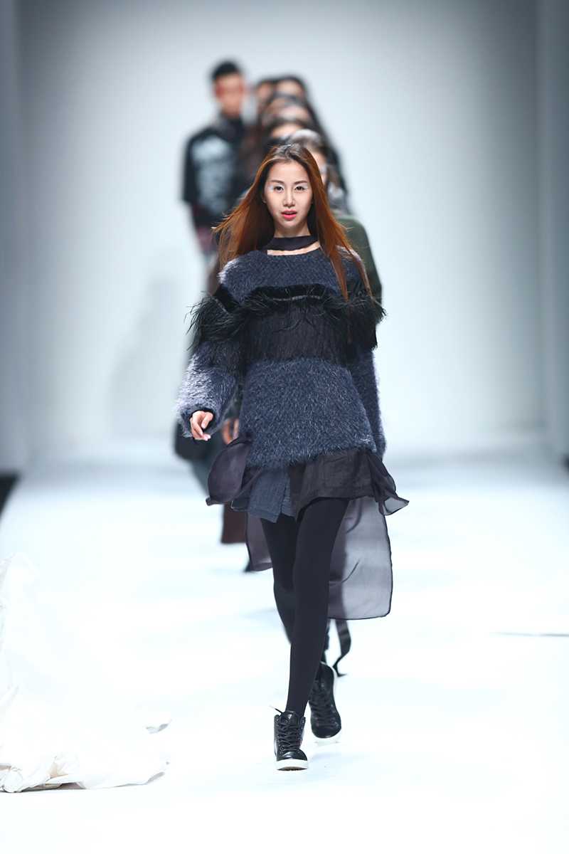 聚光灯外的优雅人生:陈露的T台传奇与温柔蜕变 陈露身着一袭飘逸的白色长裙行走在T台上,衣袂翩翩,简约的造型衬托出她优雅迷人的气质,仿佛从画中走出的仙子