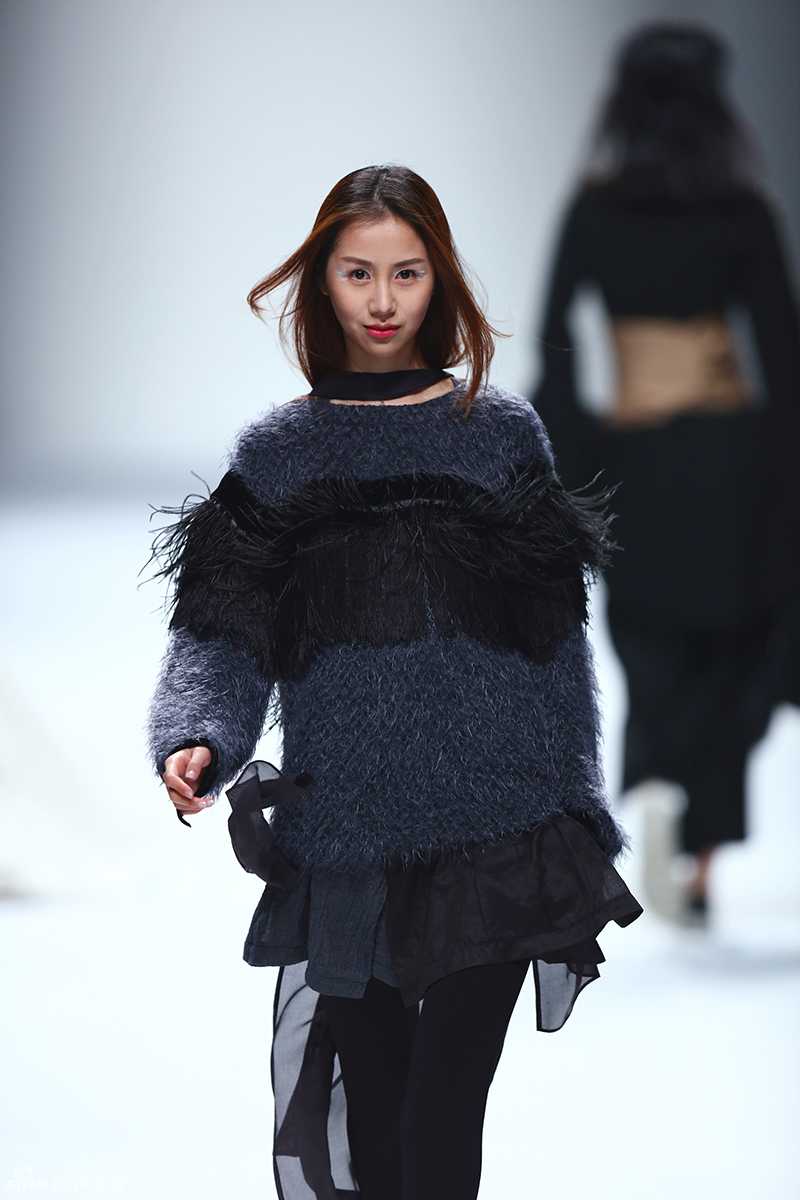 聚光灯外的优雅人生:陈露的T台传奇与温柔蜕变 后台化妆间的灯光下,陈露端坐在镜子前进行补妆,手拿粉扑轻轻按压面部,神情专注而从容,展现出专业模特在幕后的严谨与敬业