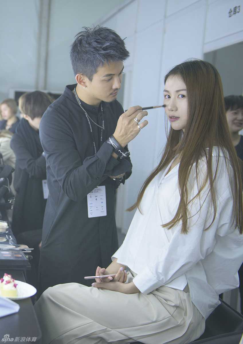 聚光灯外的优雅人生:陈露的T台传奇与温柔蜕变 陈露与孙悦夫妇二人与友人合影留念,照片中陈露笑容温婉,孙悦高大帅气,友人齐聚,画面定格了当年跨界婚姻中的美好情谊与幸福时光