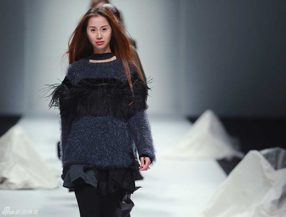 聚光灯外的优雅人生:陈露的T台传奇与温柔蜕变 陈露以一款极具设计感的独特妆容亮相上海时装周T台,眉眼间透露出自信与从容,成为秀场上一道独特的风景