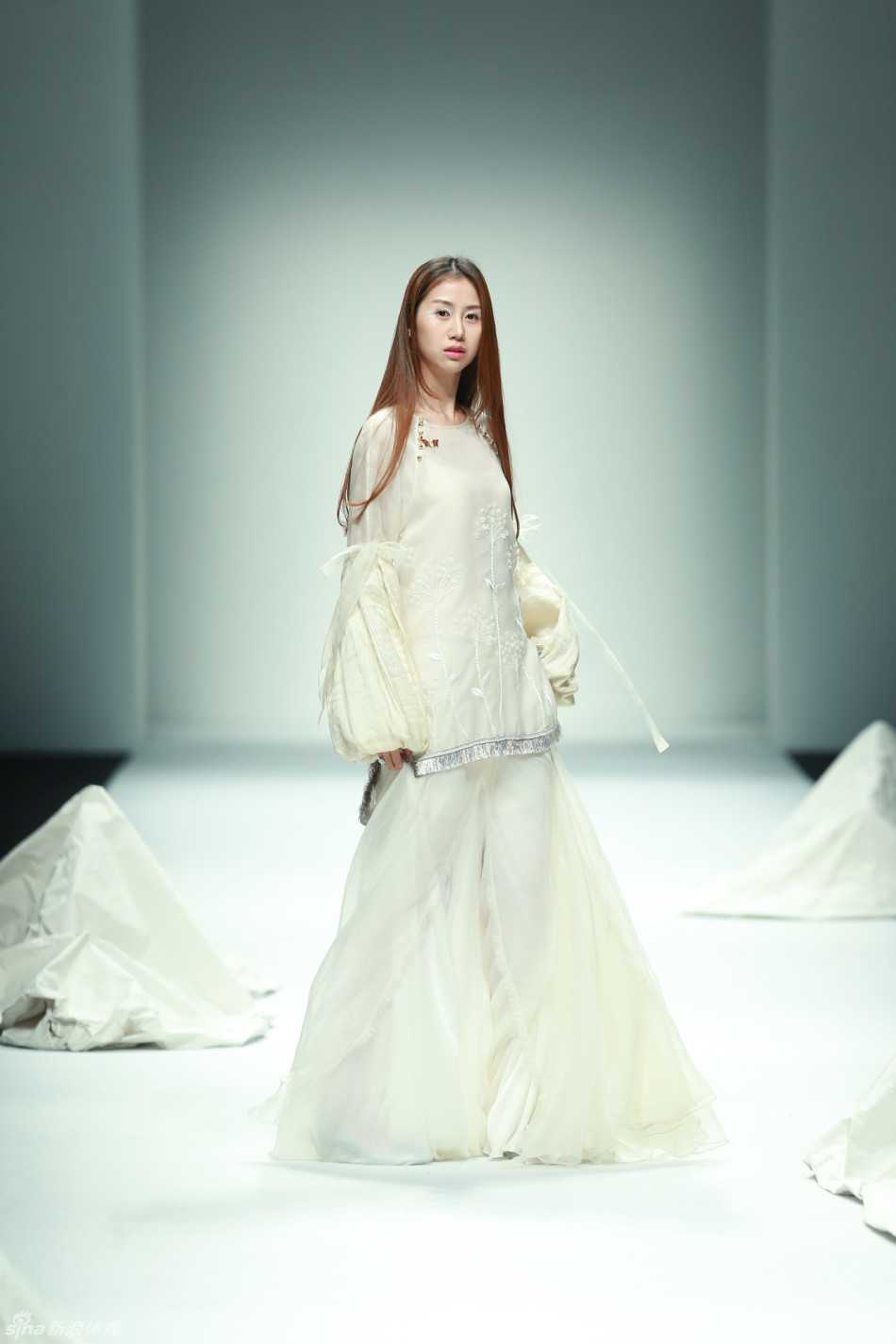 聚光灯外的优雅人生:陈露的T台传奇与温柔蜕变 在户外写真拍摄中,陈露的一双修长美腿格外引人注目,她身着一袭黑色长裙,身姿挺拔,完美展现出180cm身高的优越比例