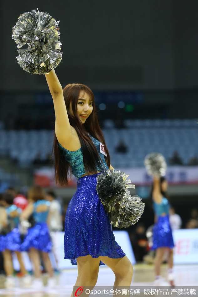 镜头拉近，这位篮球宝贝对着镜头绽放出灿烂笑容，双手在头顶比出可爱的爱心手势，即使在激烈对抗的赛场边，她的甜美也能瞬间融化冬日的严寒。