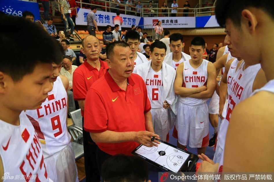 主帅在战术板上飞速勾勒，手捏中国结寓意好运，眼神坚毅布置战局。