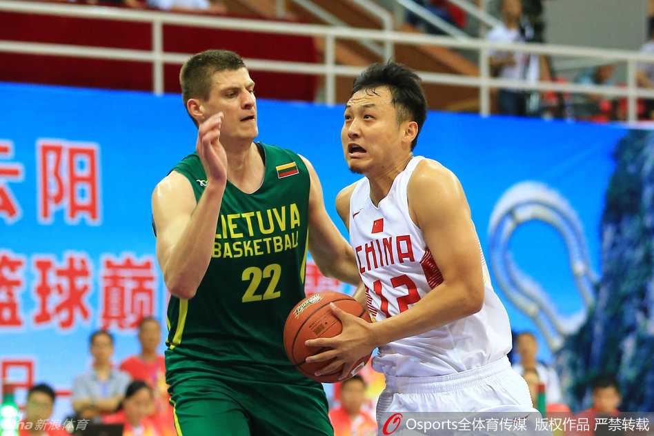 完成一次势不可挡的进攻后，胡金秋在场边抓紧时间休息，调整呼吸准备再战。