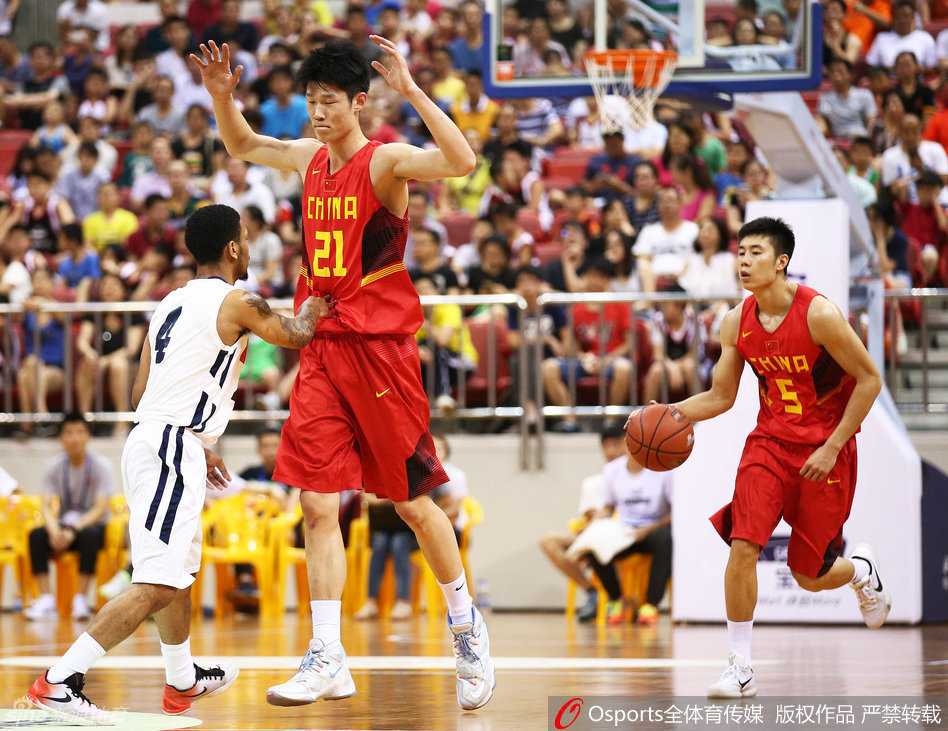 胡金秋领衔国奥内线群星闪耀,热身赛激战正酣未来可期 身高臂长的胡金秋在对方内线群中宛如一座高塔,他高高跃起,用指尖轻轻一点,将篮板球稳稳拨给队友,守护着国奥队的禁区领空。