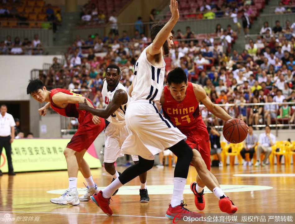 胡金秋领衔国奥内线群星闪耀,热身赛激战正酣未来可期 李京龙果断持球,如同一把尖刀撕开防线,他大步流星地杀入拥挤的内线,在人缝中寻找着出手的绝佳时机。