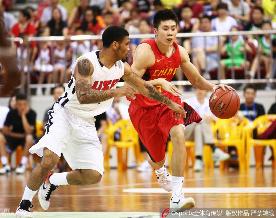 胡金秋领衔国奥内线群星闪耀,热身赛激战正酣未来可期 原帅犹如一道白色闪电,持球坚定地杀向禁区,面对防守人的补防,他毫无惧色,眼神中充满了终结进攻的决心。