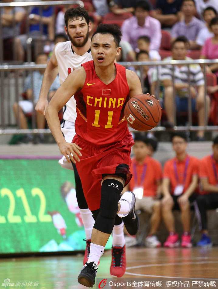 胡金秋领衔国奥内线群星闪耀,热身赛激战正酣未来可期 王汝恒在外线觅得良机,他从容起跳,手腕轻柔一抖,篮球划出一道美丽的弧线,直奔篮筐而去,这是对他自信出手的最佳回报。