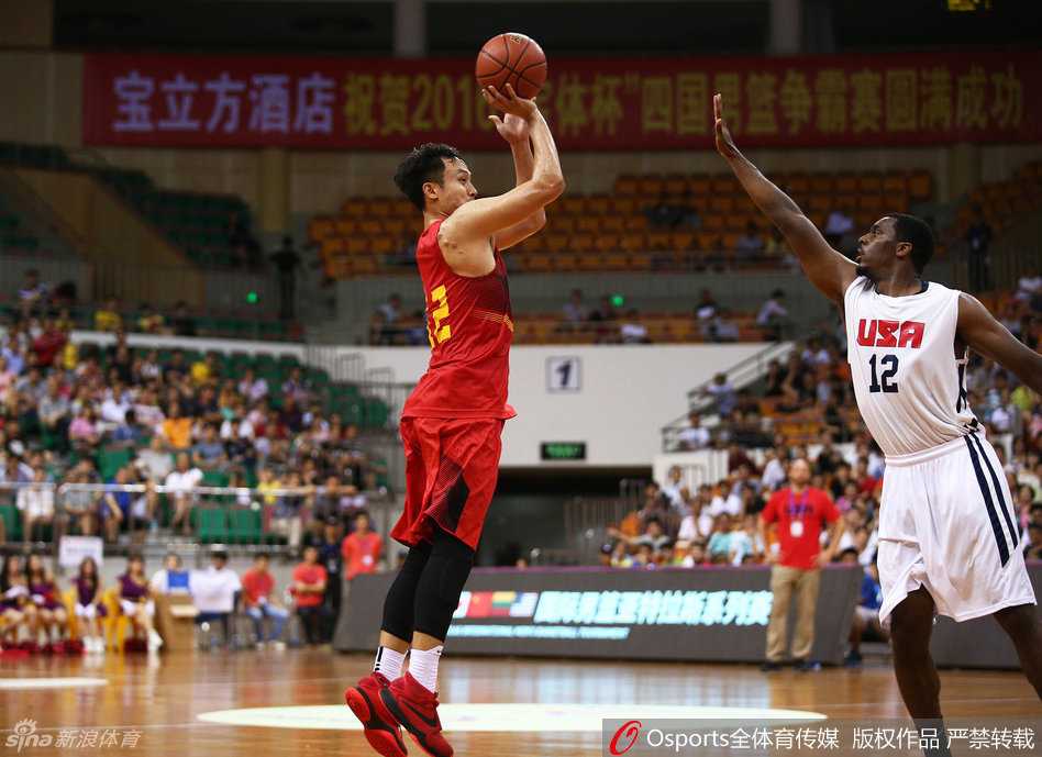 胡金秋领衔国奥内线群星闪耀,热身赛激战正酣未来可期 胡金秋稳稳地站在篮下,像一棵挺拔的松树,他张开双臂,目光如炬,用自己的身体构筑起守护篮下的最后一道坚固防线。