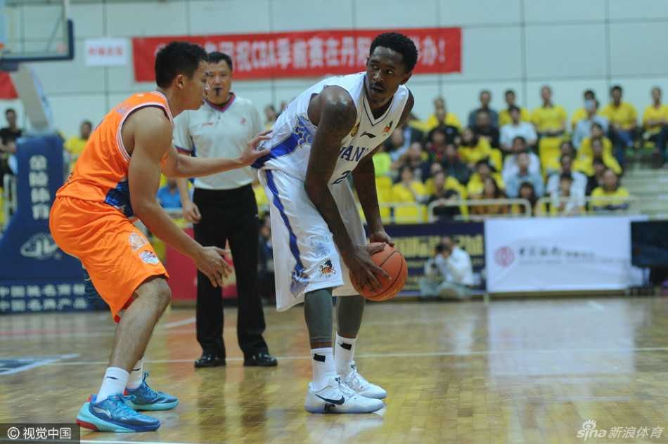 马尚·布鲁克斯持球加速突进，犹如一把尖刀直插上海队腹地