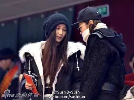 致敬“丁神”:从四字外援到逐光者的篮球征途 心情大好的丁彦雨航与闺蜜们一同出游,在镜头前开心自拍,比出胜利的手势