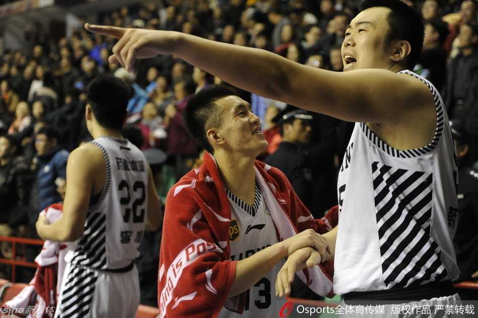 韩德君振臂高呼与队友激情相拥，胜利的喜悦写在每个人脸上。