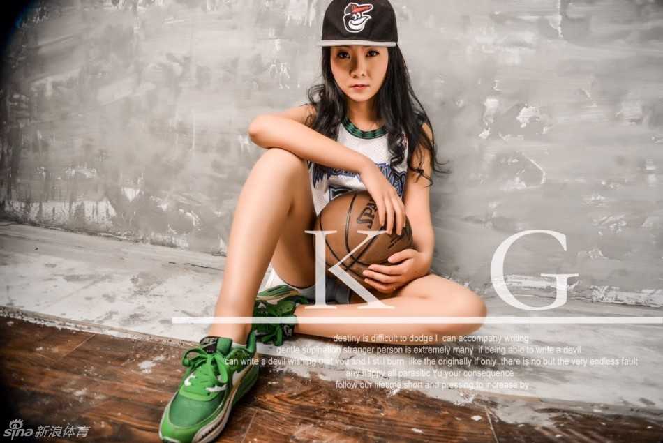 完成致敬拍摄的女球迷背对镜头，仰望墙上的21号海报，背影中流露出对狼王深深的眷恋，象征着篮球之路虽有尽头，但追随的心永不止步。