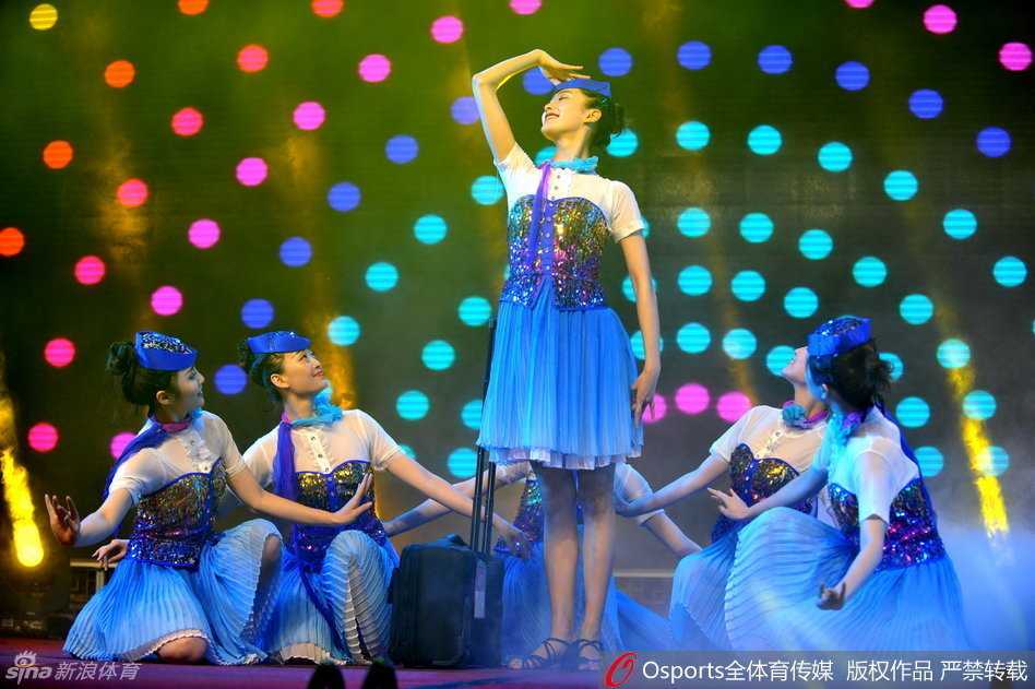 舞动冠军之夜,四川金强总结大会空姐惊艳献礼 四川金强队的球员们笑容满面地站在台上,与刚刚表演完的空姐们亲切合影。背景是庆功会现场,每个人的脸上都写满了夺冠后的喜悦与放松。