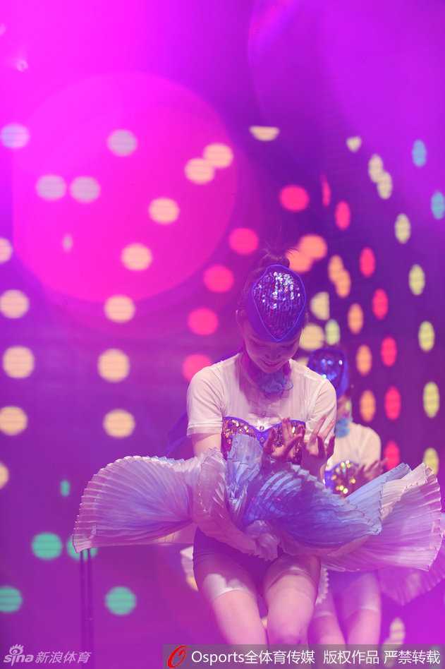 舞动冠军之夜,四川金强总结大会空姐惊艳献礼 表演结束后,一位美丽的空姐双手举起一件由四川队全体队员签名的球衣进行展示,这是川航与金强俱乐部友谊与合作的美好见证。