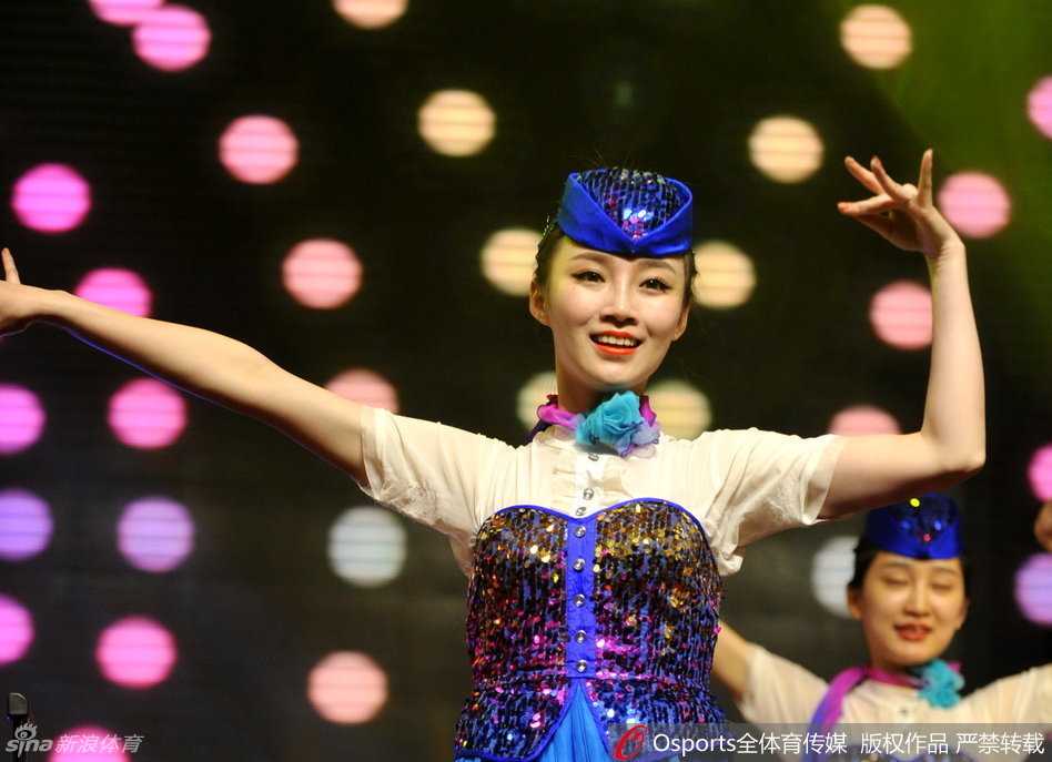 舞动冠军之夜,四川金强总结大会空姐惊艳献礼 舞台上,空姐们翩翩起舞,她们完全陶醉于自己的舞蹈之中。飘起的裙摆和妖娆的舞姿,展现了与平时工作中不一样的柔美与风情。