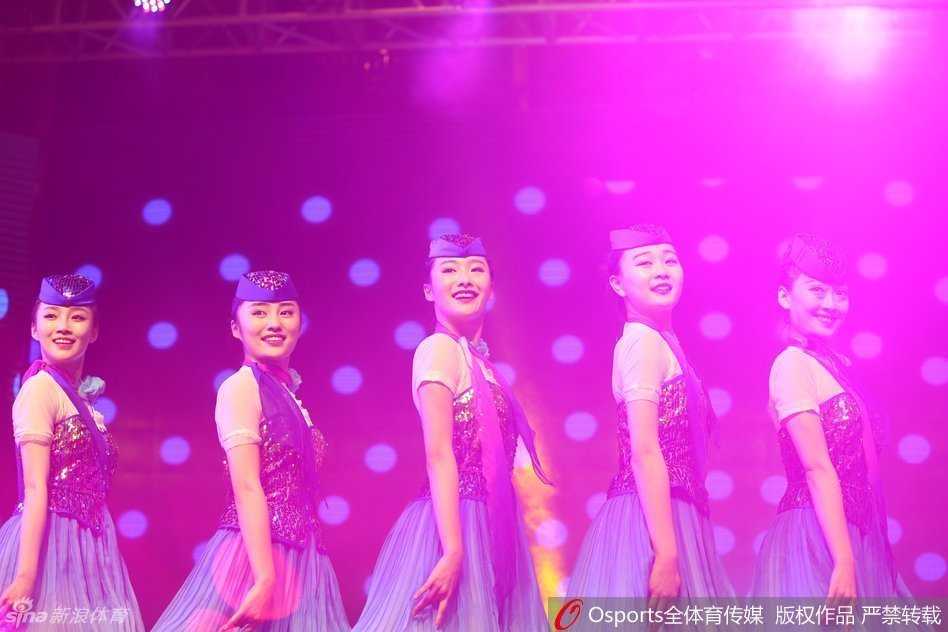 舞动冠军之夜,四川金强总结大会空姐惊艳献礼 在聚光灯下,一位面容姣好的空姐作为舞者惊艳亮相,她飘逸的长发和优雅的姿态瞬间吸引了全场的目光,为庆功会拉开了唯美的序幕。