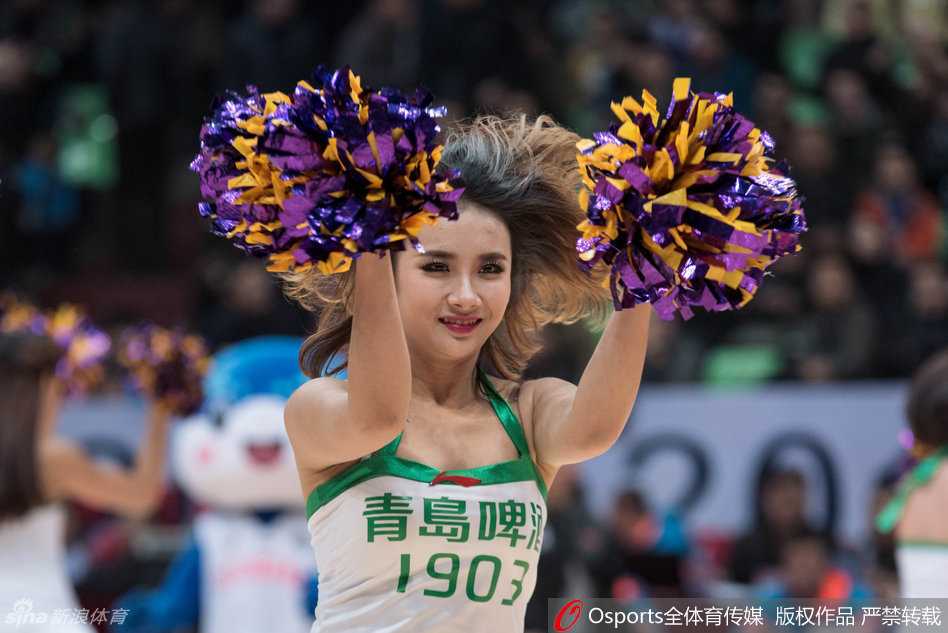 宝贝们在赛场上集体热舞，动作整齐划一，短裙飞扬，展现出团队的力量与青春的蓬勃朝气。
