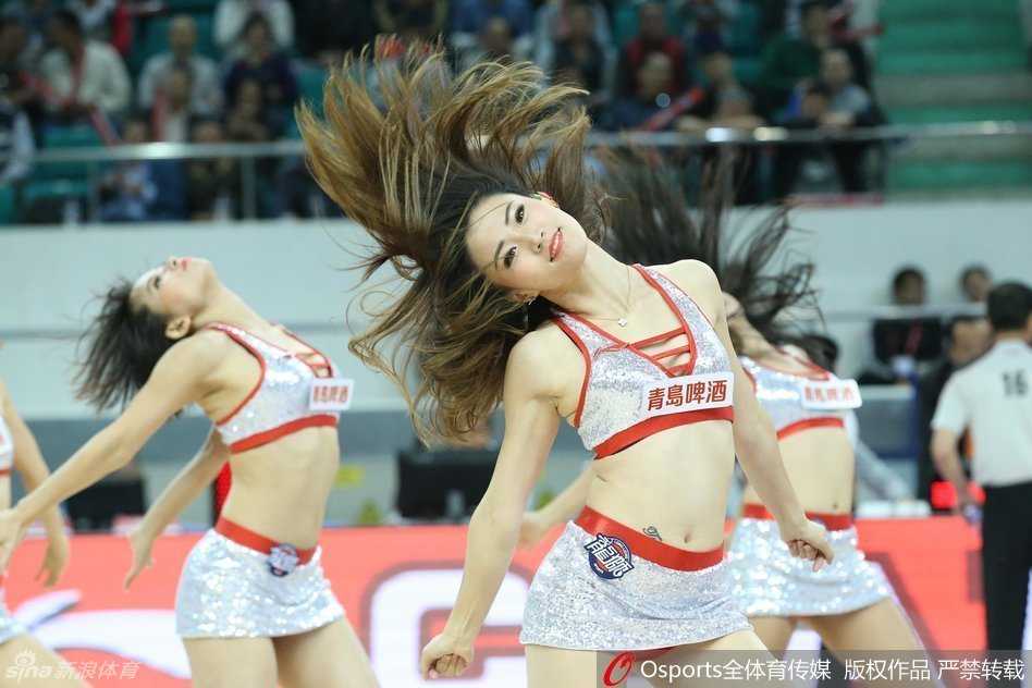 搭台姐妹默契配合，完成高难度托举动作，宝贝在空中依然保持迷人笑容，展现出力与美的完美结合。