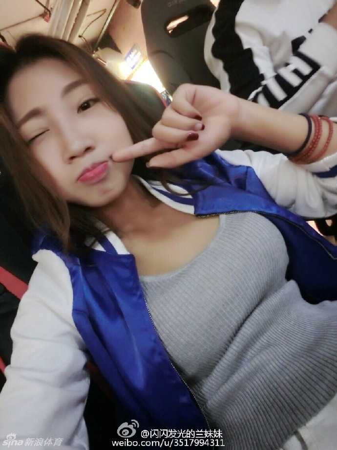 舞动青春:走近吉林篮球宝贝的赛场内外 夜幕降临,结束了一天训练的吉林篮球宝贝们结伴走出球馆,路灯拉长了她们的身影,虽然疲惫,但彼此交谈的欢笑声依然回荡在寂静的街道上。