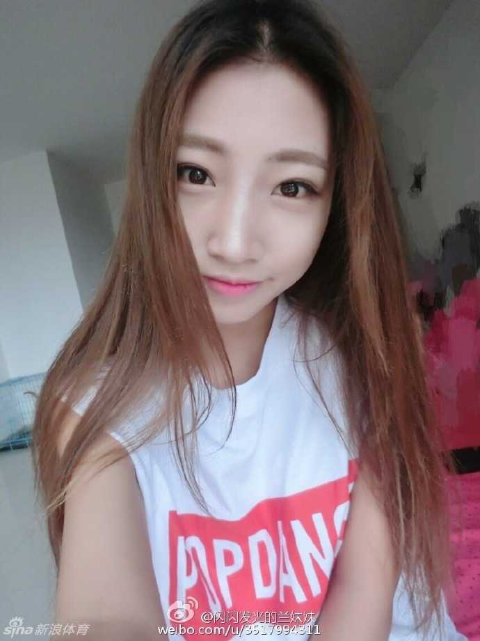 舞动青春:走近吉林篮球宝贝的赛场内外 一位吉林篮球宝贝扎着高马尾,身穿亮黄色啦啦队服,在吉林东北虎的主场中央尽情舞动,手中的花球随着动感音乐划出绚烂的弧线。