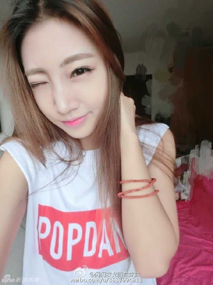 舞动青春:走近吉林篮球宝贝的赛场内外 吉林篮球宝贝身着一袭白色舞裙,在训练房里对着镜子反复练习基本功,眼神专注,嘴角上扬,仿佛已经置身于万人欢呼的赛场中央。