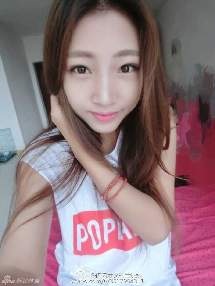 舞动青春:走近吉林篮球宝贝的赛场内外 午后阳光透过窗帘缝隙洒进更衣室,几名篮球宝贝围坐在一起,对着手机镜头搞怪自拍,卸下比赛妆的她们露出了这个年纪该有的纯真笑容。