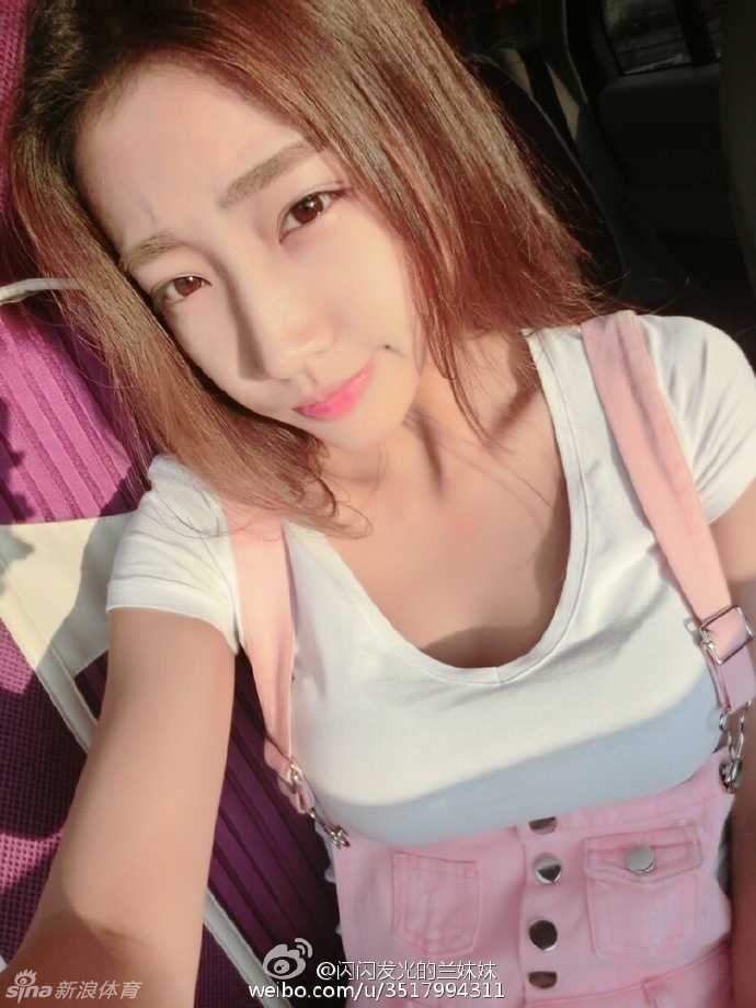 舞动青春:走近吉林篮球宝贝的赛场内外 一位吉林篮球宝贝在训练间隙休息,她坐在场边地板上,用手轻轻揉着因反复跪地动作而泛红的膝盖,但脸上依然挂着满足而平静的微笑。