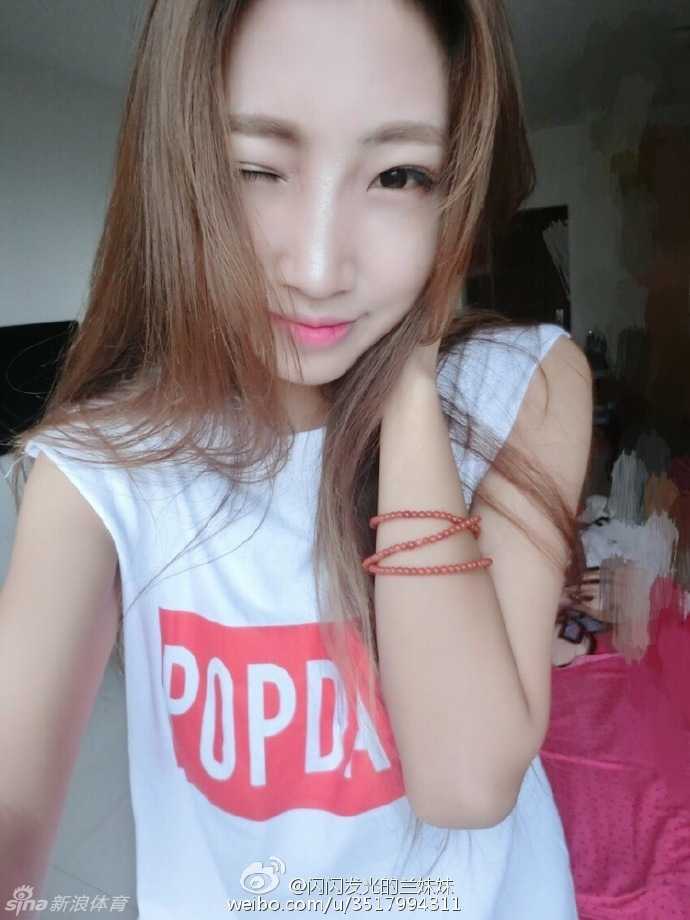 舞动青春:走近吉林篮球宝贝的赛场内外 休赛期间,几名吉林篮球宝贝穿着便装来到球场边,她们席地而坐,安静地看着远方正在训练的年轻球员,眼神中充满了对这片场地的眷恋。