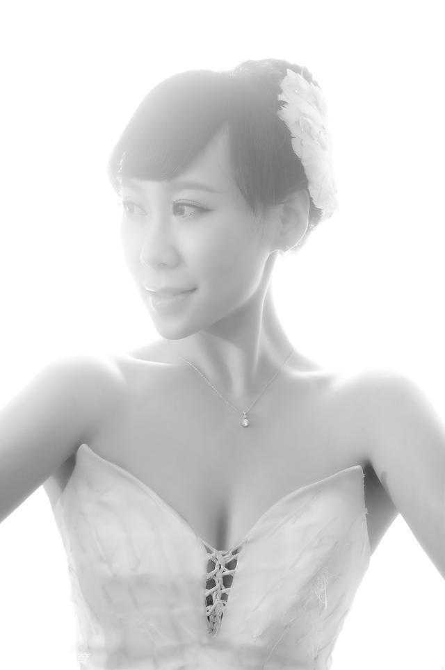 芭蕾之姿点燃赛场激情:篮狐shadow副队长甜美来袭 中场休息时,副队长与扮演东北虎吉祥物的队友互动,甜美的笑容瞬间点燃全场热情。