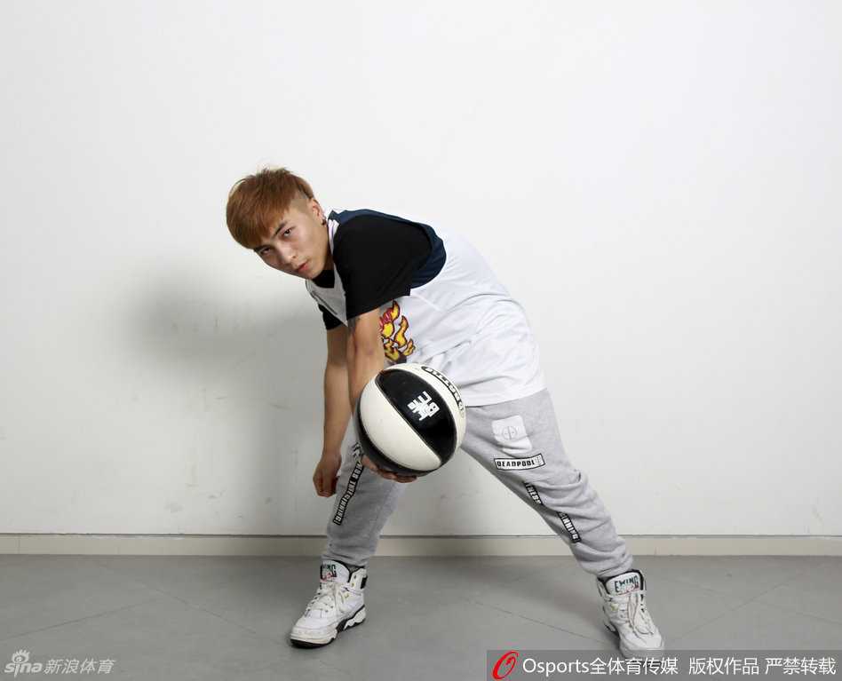 花式篮球队员们在宏远主场看台前炫技，一名队员倒立旋转篮球，引得全场欢呼，他们用充满活力的表演为背水一战的华南虎加油打气。