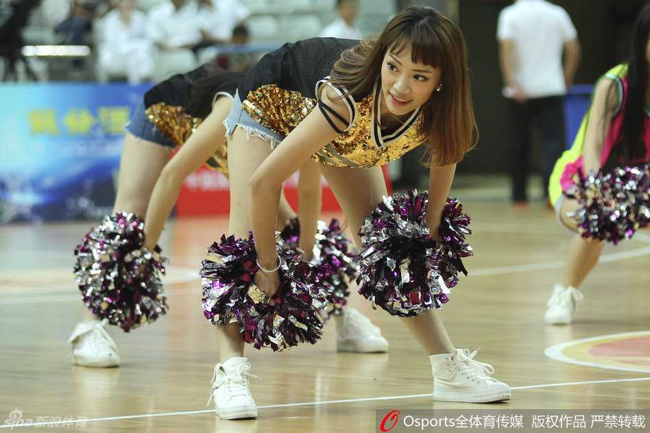 在苏州体育馆的聚光灯下，篮球宝贝们梳着利落的马尾，随着动感的鼓点跃动入场，她们灿烂的笑容仿佛能驱散一切紧张的气息。
