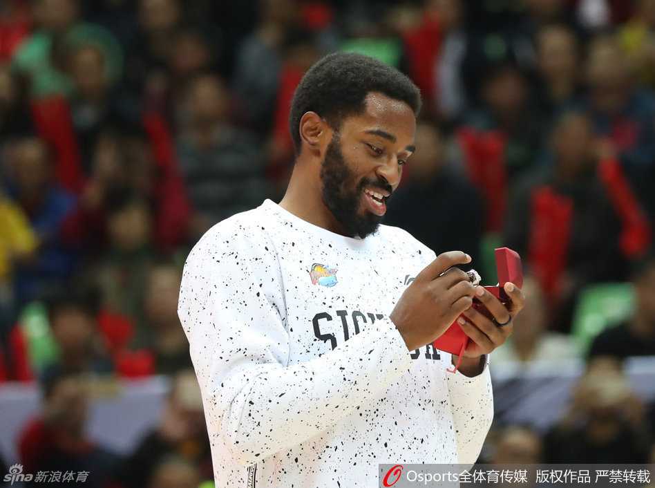 老将孟达与希望之星左朕年、贺晓彬一同展示冠军戒指，两代人的手紧紧握在一起，象征着四川篮球荣耀的传承与未来的希望。