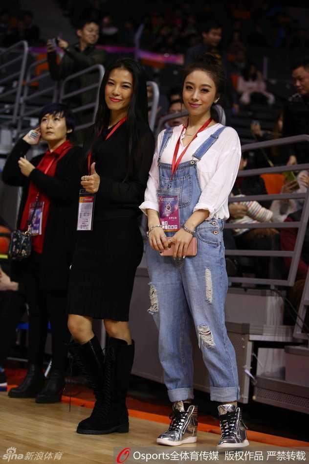 完成一组工作后，她放松地靠在挡板边，歪着头对着镜头做出俏皮的手势，眉眼弯弯如新月，尽显少女的活泼本色。