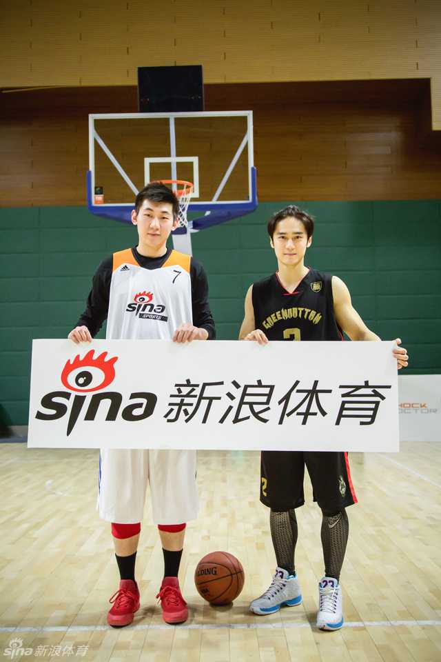 面对对手势在必得的上篮，蒋劲夫从斜刺里杀出，高高跃起后单掌如巨扇般将球狠狠扇飞，这记遮天大帽瞬间点燃了全场的气氛。