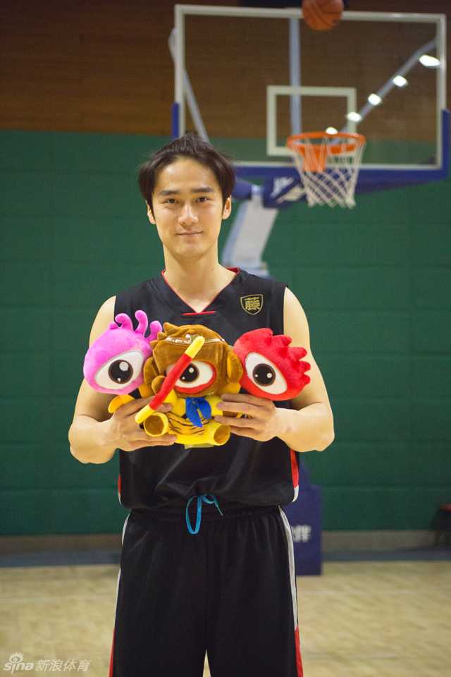 比赛结束后，蒋劲夫被新浪小编们团团围住，刚才的对手此刻都变成了求合影的粉丝，夫仔面带微笑一一满足，场面既温馨又搞笑。