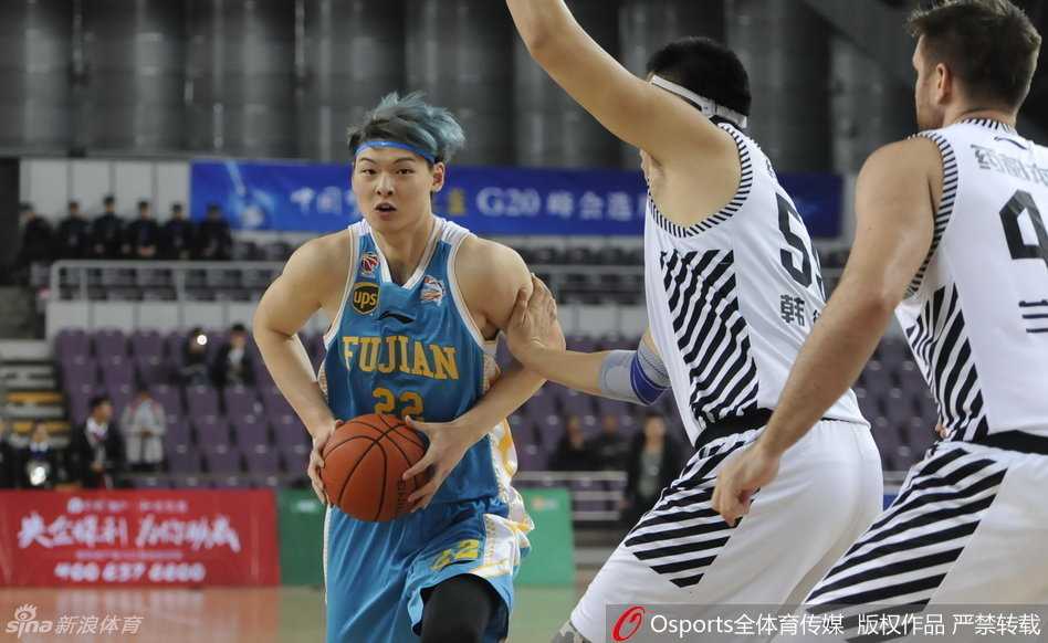 蓝发少年与内线长城:十年前那场画风清奇的篮球热身赛 辽宁队主帅郭士强在场边神情专注,弯下腰对着场内球员大声呼喊,进行即时战术指导。