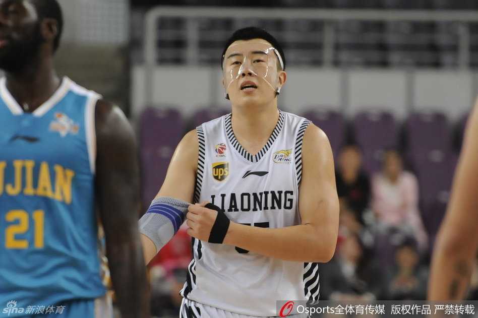 蓝发少年与内线长城:十年前那场画风清奇的篮球热身赛 王哲林高高跃起,伸出长臂迎面封盖韩德君的投篮,两人在空中形成激烈的身体对抗。