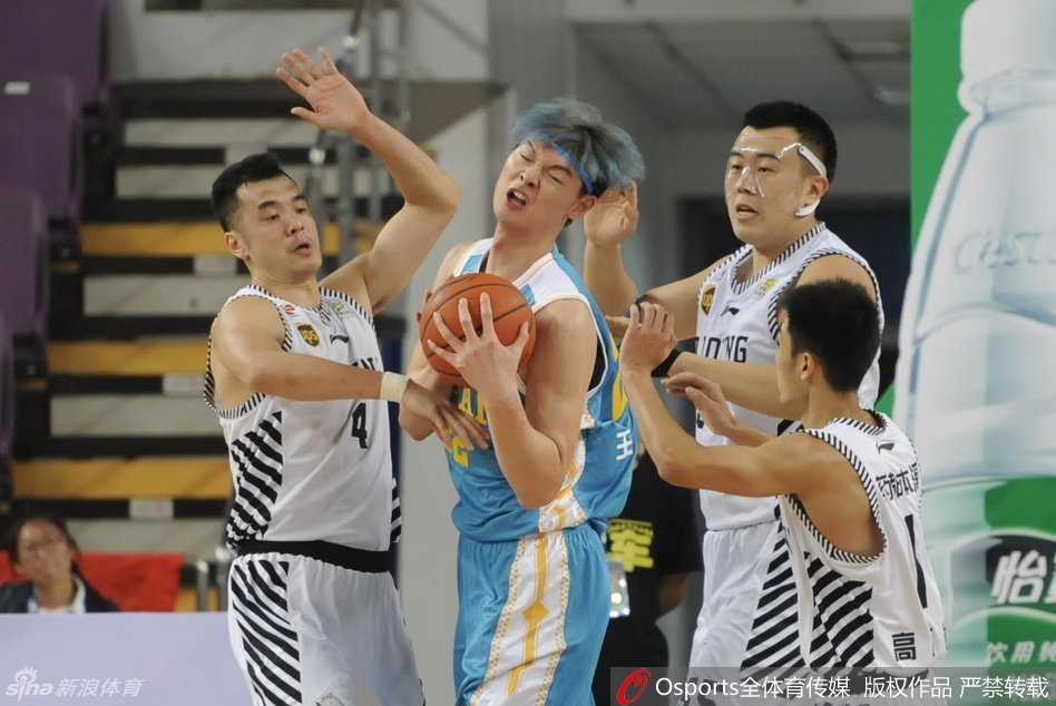 蓝发少年与内线长城:十年前那场画风清奇的篮球热身赛 王哲林在内线陷入重围,辽宁队多名球员瞬间形成合围之势,对他进行凶狠的夹击防守。