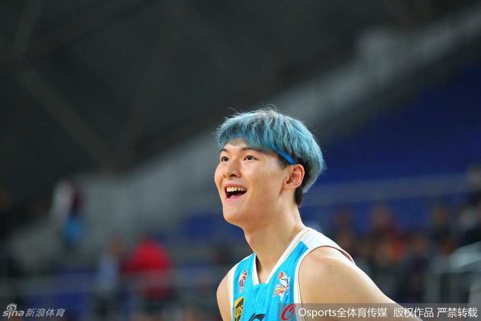 蓝发少年与内线长城:十年前那场画风清奇的篮球热身赛 赛场焦点王哲林顶着一头抢眼的蓝色发型亮相,宛如漫画中走出的潮流少年,在球场上格外醒目。