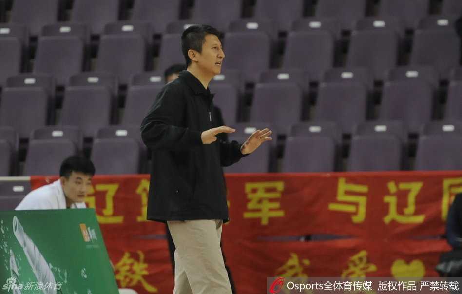 蓝发少年与内线长城:十年前那场画风清奇的篮球热身赛 辽宁队中锋韩德君佩戴着黑色防护面罩出战,眼神坚定,如同内线的一座移动高塔。