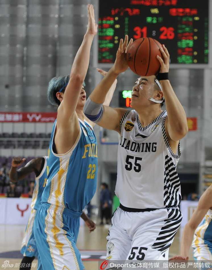 蓝发少年与内线长城:十年前那场画风清奇的篮球热身赛 比赛结束后,王哲林一头蓝发已被汗水浸湿,眼神中透露着不甘与对胜利的渴望。