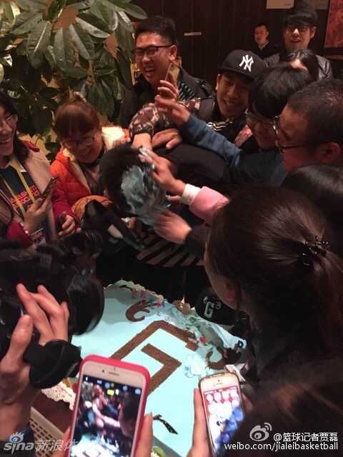 郭艾伦在球场上带球突破，眼神坚毅，但紧抿的嘴唇透露出输球后的不甘与失落