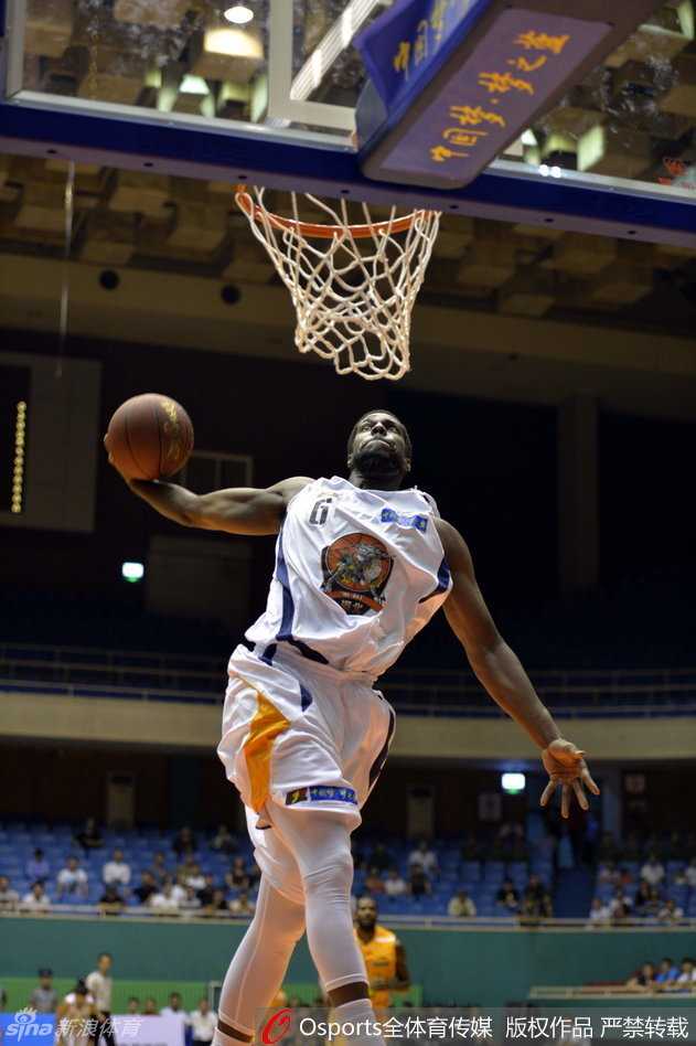 陕西队球员持球强行突破，面对洛阳队四名球员的包围防守，依然毫无畏惧地冲向篮筐，展现出了必胜的决心。